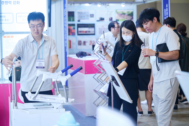 지난해 8월 17일부터 19일까지 부산 해운대구 벡스코 제1전시장에서 열린 '2023 글로벌 헬스케어 위크'에서 관람객들이 참가 기업 부스를 둘러보고 있다. 글로벌 헬스케어 위크 사무국 제공