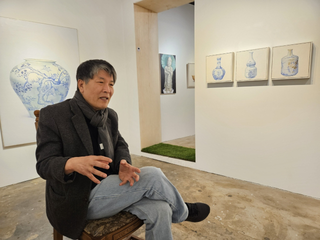 이비나인 갤러리에서 작품을 설명 중인 임상진 작가 모습. 김효정 기자