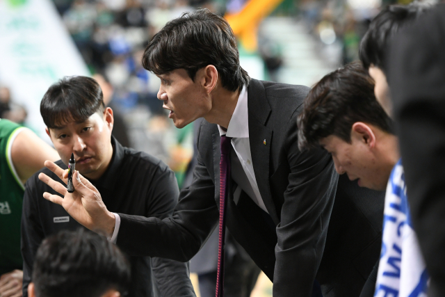 DB 김주성 감독이 지난달 31일 한국가스공사와 프로농구 정규리그 마지막 경기에서 작전 지시를 하고 있다. KBL 제공