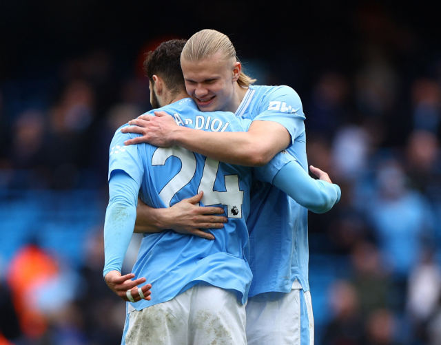 포옹하는 홀란과 그바르디올 [로이터=연합뉴스] <저작권자 ⓒ 1980-2024 ㈜연합뉴스. 무단 전재 재배포 금지, AI 학습 및 활용 금지> 연합뉴스