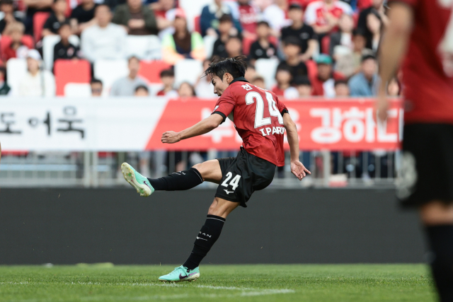 부산 아이파크 천지현이 지난 13일 FC안양과 홈 경기에서 3-3으로 균형을 맞추는 동점골을 터뜨리고 있다. 부산 아이파크 제공