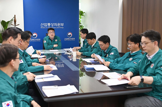 최남호 산업통상자원부 2차관은 14일 오후 정부서울청사 집무실에서 유관기관이 참석한 가운데 ‘이란의 이스라엘 공격에 따른 긴급 상황점검 회의’를 주재했다. 산업부 제공