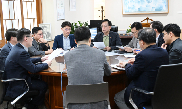 최상목 부총리 겸 기획재정부 장관이 14일 정부서울청사에서 이란의 이스라엘 공습에 따라 기재부 주요 간부들이 참석한 대외경제점검회의를 주재, 중동사태 동향을 점검하고 대응 방향을 논의하고 있다. 기재부 제공