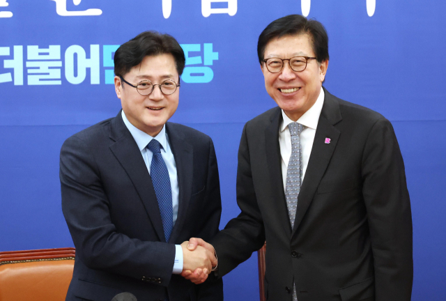 지난 2월 국회를 찾은 박형준 부산시장(오른쪽)이 더불어민주당 홍익표 원내대표를 만나 인사하고 있다. 연합뉴스