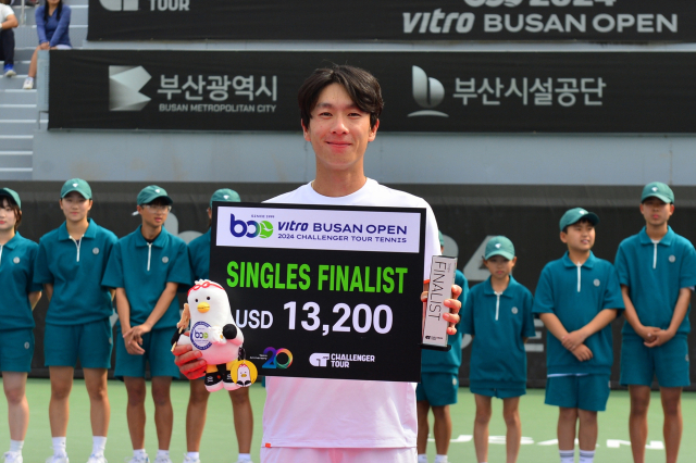 홍성찬, 부산오픈 챌린저 테니스 준우승 (서울=연합뉴스) 홍성찬(201위·세종시청)이 남자프로테니스(ATP) 비트로 부산오픈 챌린저대회(총상금 16만4천달러)에서 준우승했다. 홍성찬은 14일 부산 스포원 테니스경기장에서 열린 대회 결승에서 우치야마 야스다카(241위·일본)에게 0-2(6-7<4-7> 3-6)로 패했다. 사진은 홍성찬. 2024.4.14 [부산오픈조직위원회 제공. 재판매 및 DB 금지] photo@yna.co.kr (끝)