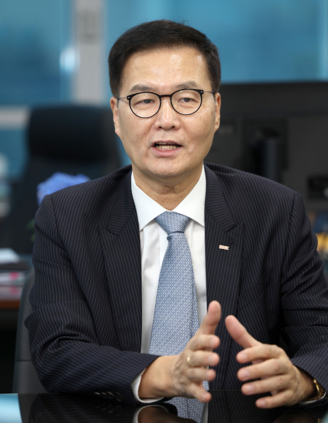 권재중 BNK 금융지주 부사장은 최근 <부산일보>와의 인터뷰에서 “여건이 허락하는 범위에서 주당 배당금, 배당 성향 확대도 적극 검토하겠다”고 말했다. 정대현 기자 jhyun@