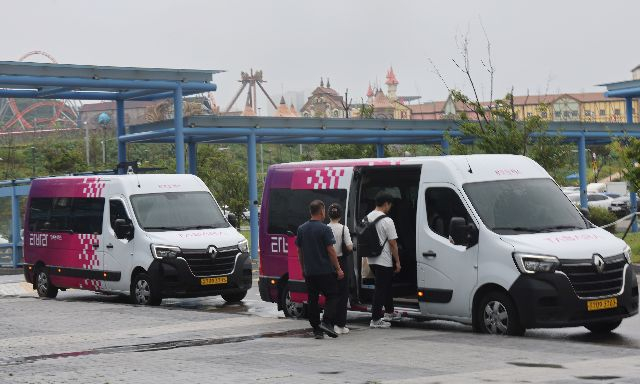 지난해 9월 시범운행을 시작한 승객의 호출로 운행하는 부산형 수요응답형 교통체계 버스 '타바라'. 부산일보DB