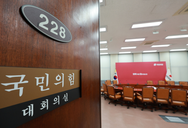 22대 국회의원 선거가 끝나고 이틀이 흐른 지난 12일 서울 국회 국민의힘 대회의실이 비어있다. 총선 참패 성적표를 받아든 국민의힘이 한동훈 지도부 해체에 따른 향후 진로를 놓고 격랑이 예상된다. 연합뉴스