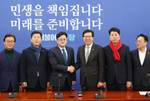 지난 2월 박형준 부산시장과 부산지역 국회의원들이 홍익표 더불어민주당 원내대표를 만나 ‘글로벌 허브도시 특별법’ 통과를 요청하고 있다. 연합뉴스
