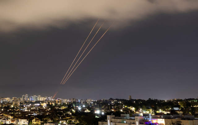 이란이 시리아 내 자국 영사관 공격에 대한 보복으로 이스라엘에 대규모 공습을 단행한 14일(현지시간) 이스라엘 남부 도시 아슈켈론에서 이를 요격하기 위한 대공 미사일이 발사되고 있다. 로이터연합뉴스
