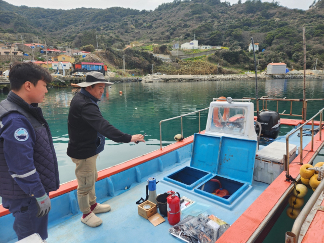 한국해양교통안전공단(KOMSA) 검사원이 전남 완도군 여서도 명예 검사원에게 어선 원격검사 방법을 안내하고 있다. KOMSA 제공
