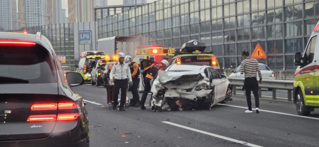 15일 오전 6시 55분께 경남 진주시 문산읍 남해고속도로 문산휴게소 인근에서 승용차 3중 추돌사고가 발생했다. 독자 제공