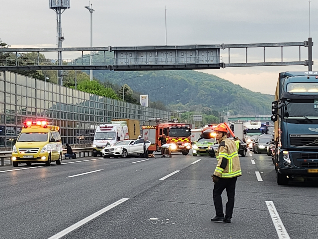 이 사고로 운전자 3명 모두 부상을 입고 인근 병원으로 이송됐으며 출근길 교통정체 현상이 빚어졌다. 경남소방본부 제공