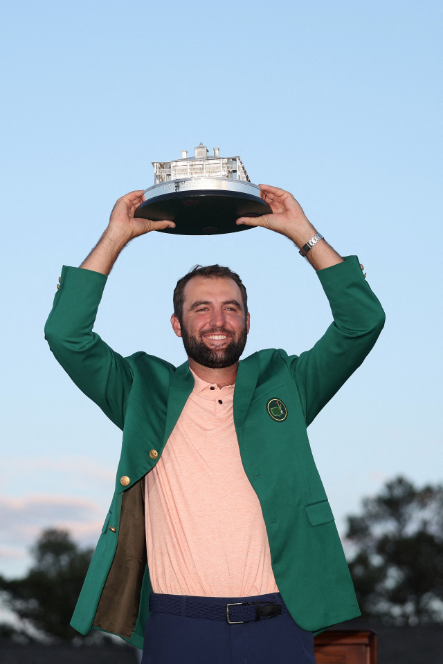 15일 미국 조지아주 오거스타에서 열린 마스터스 최종 라운드에서 정상에 오른 스코티 셰플러가 우승컵을 들어 올리고 있다. AFP연합뉴스