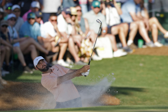 셰플러가 15일 마스터스 4라운드 15번 홀에서 벙커샷을 하고 있다. UPI연합뉴스