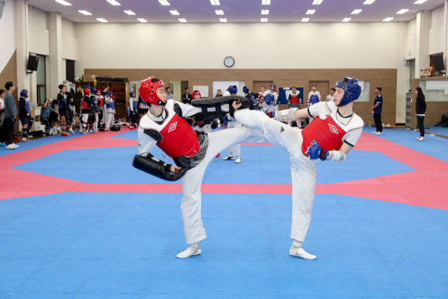 동아대 태권도부와 호주 대표팀 선수들이 합동 훈련을 하는 모습. 동아대 제공