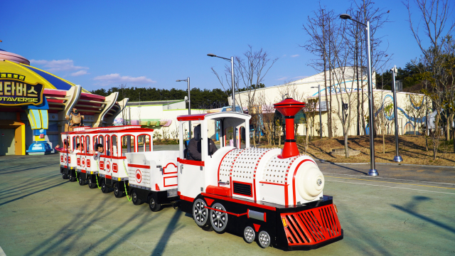 경남 마산합포구 로봇랜드 순환열차 ‘로일리 트레인’. 경남도 제공