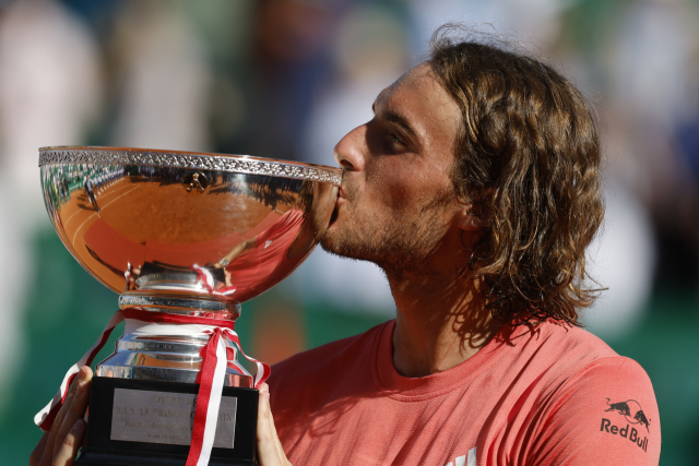 치치파스가 14일 ATP 몬테카를로 마스터스 토너먼트 대회에서 우승한 뒤 트로피에 입맞춤을 하고 있다. EPA연합뉴스