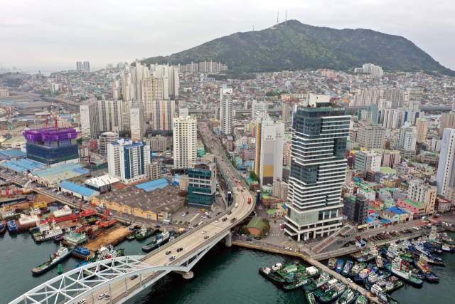 HJ중공업이 부산 영도구 봉래교차로와 동삼혁신지구를 연결하는 봉래산터널 공사 입찰 포기를 선언했다. 부산 영도구 봉래교차로 일대 모습. 정종회 기자 jjh@