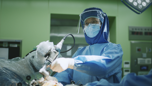 강영훈 부산부민병원 로봇수술센터장이 ‘큐비스-조인트’ 로봇으로 무릎 인공관절 수술을 진행하고 있다. 큐비스 조인트는 완전 자동화 시스템으로 절삭 오차가 적고, 무릎 중심축 정렬에 장점이 크다. 부산부민병원 제공