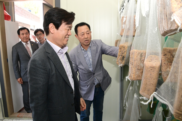 조규일 시장이 전통 발효식품 공장 내부를 둘러보고 있다. 진주시 제공