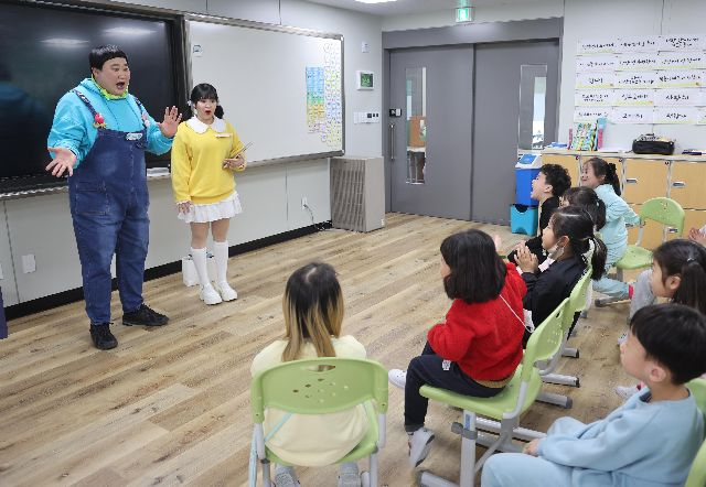 부산시교육청은 지난달부터 시행 중인 부산형 늘봄학교 프로그램에 대한 온라인 설문조사에서 초등학생 학부모 절반 이상이 늘봄학교에 만족한다고 답했다고 15일 밝혔다. 지난달 부산 남구 문현초등학교 늘봄학교에서 EBS ‘호기심 딱지’ 프로그램을 통해 초등생들에게 인지도가 높은 유튜버 겸 개그맨인 김원구·박이안 씨가 재능기부를 하고 있다. 이재찬 기자 chan@
