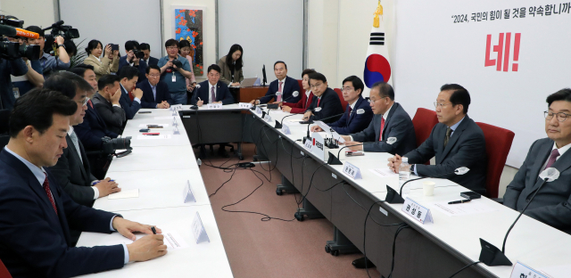 국민의힘 윤재옥 원내대표 겸 당대표 권한대행이 15일 국회에서 4선 이상 중진 당선인들과 간담회를 하고 있다. 연합뉴스