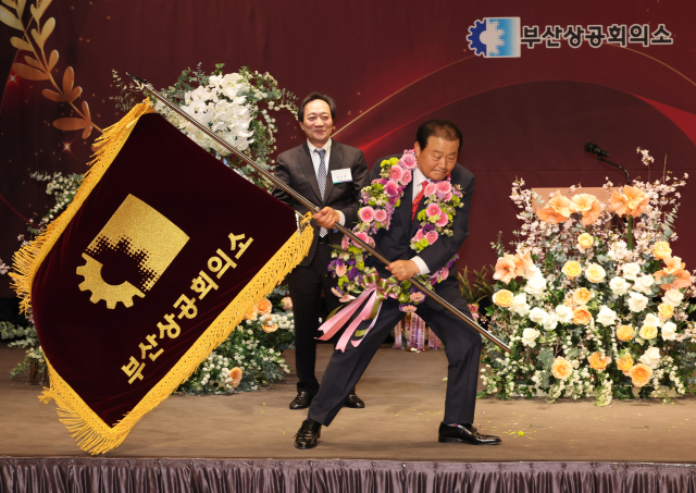 부산상공회의소 제25대 의원부 출범식 및 회장 이·취임식이 15일 오후 부산 서면 롯데호텔에서 1000여 명의 상공인 등이 참석한 가운데 성황리에 개최됐다. 양재생 신임회장이 장인화 전임 회장으로부터 상의기를 전달받아 힘차게 흔들고 있다. 정종회 기자 jjh@