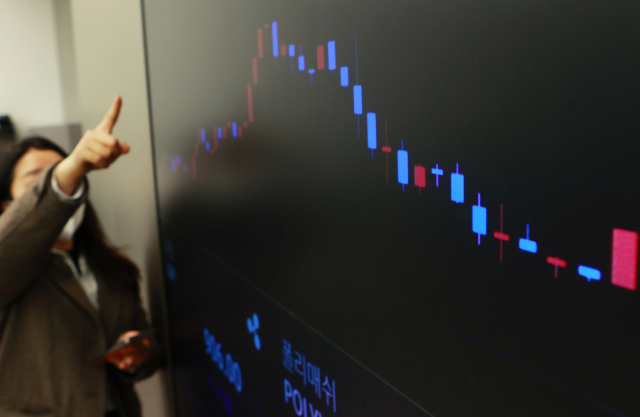 서울 강남구 업비트 라운지에 비트코인 시세가 표시되고 있는 모습. 연합뉴스