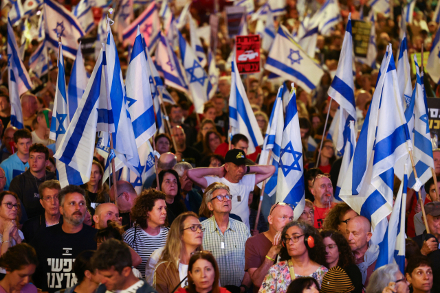 13일 이스라엘 텔아비브에서 시민들이 베냐민 네타냐후 총리를 상대로 한 항의 집회를 열고 있다(왼쪽). 같은 날 이란 테헤란에서는 영국 대사관 앞에서 시민들이 이스라엘을 겨냥한 혁명수비대의 미사일과 드론 공격 소식에 환호하고 있다. 로이터EPA연합뉴스