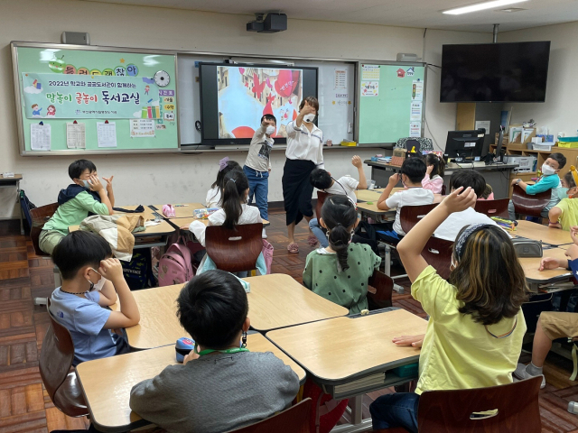 초등학생에게 글쓰기는 자신의 생각을 자유롭게 표현할 수 있는 기회가 돼야 한다. 교육 전문가들은 자신의 생각을 글로 잘 나타내기 위해서는 독서와 함께 토론을 병행하는 것이 좋다고 조언한다. 부산 한 초등학교에서 진행된 독서 수업 모습. 부산시교육청 제공