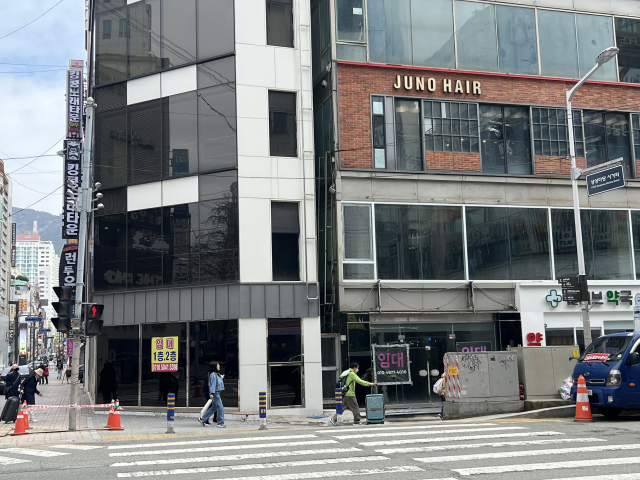 부산 부산진구 서면 상권 일대 곳곳에 건물 임대 공고가 붙어있다.