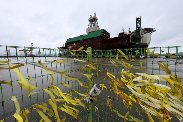 세월호 참사 10주기를 하루 앞둔 15일 전남 목포신항에 녹이 슨 세월호가 거치돼 있다. 연합뉴스