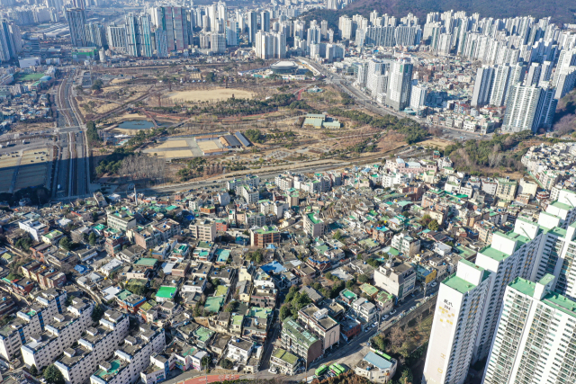 올해 최대 규모의 수주는 포스코이앤씨가 따낸 사업비 1조 3000억 원 상당인 부산시민공원 촉진2-1구역이다. 부산시민공원과 주변 재개발 구역 전경. 김종진 기자 kjj1761@