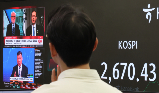 중동 지역 불안이 고조되며 코스피 지수는 2670.43으로 하락한 채 장을 마쳤다. 연합뉴스