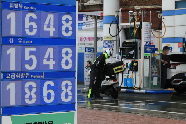 15일 서울 시내 한 주유소에 유가 정보가 표시돼 있는 모습. 연합뉴스