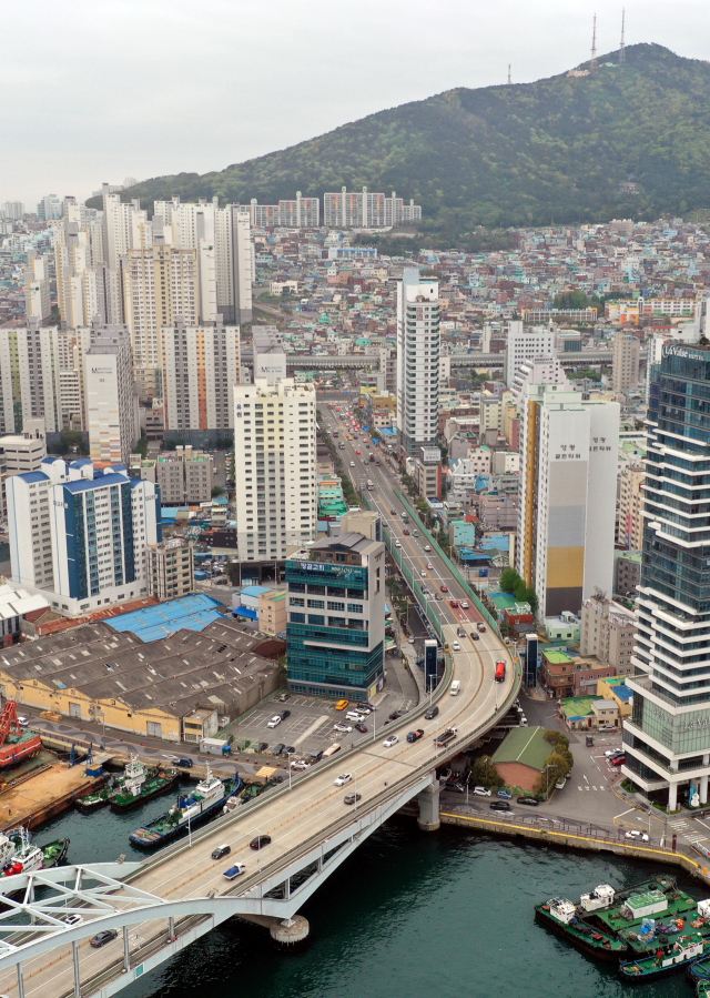 HJ중공업이 부산 영도구 봉래산터널 건설사업 입찰에 참여하지 않기로 결정했다. 봉래산터널은 사진 아랫부분 부산대교와 사진 윗부분 봉래산 너머 동삼혁신지구를 연결하는 총사업비 2419억 원 규모의 왕복 4차로, 3.1km 길이의 터널이다. 정종회 기자 jjh@