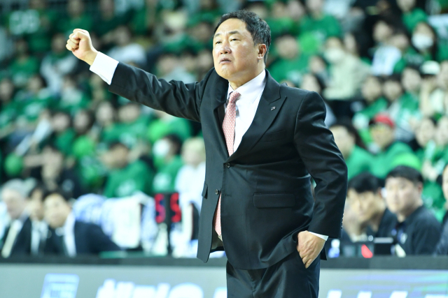 KCC 전창진 감독이 15일 오후 DB와 프로농구 4강 PO 1차전에서 선수들의 플레이에 주먹을 불끈 쥐고 있다. KBL 제공