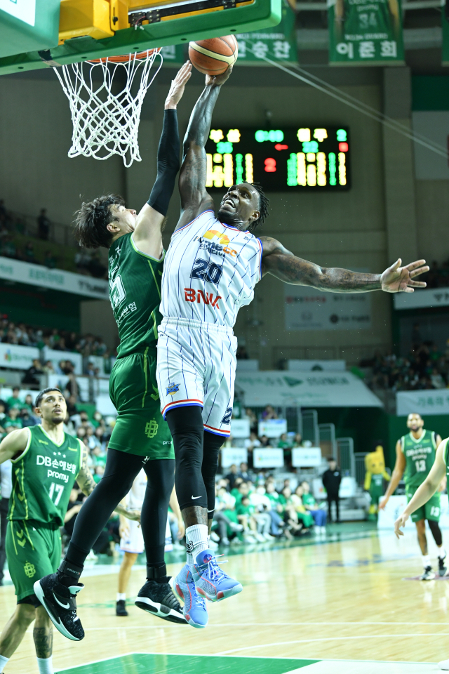 KCC 라건아가 15일 프로농구 4강 PO 1차전 DB와 원정 경기에서 덩크슛을 시도하고 있다. KBL 제공