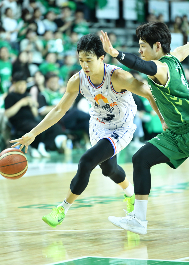 KCC 허웅이 15일 프로농구 4강 PO 1차전 DB와 원정 경기에서 드리블 돌파를 시도하고 있다. KBL 제공