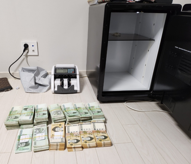 경남경찰청이 거제시 한 오피스텔을 단속해 압수한 불법 성매매 수익금. 경남경찰청 제공