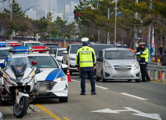 봄 행락철 교통 사망사고 예방을 위한 경남경찰청의 특별단속 현장. 경남경찰청 제공