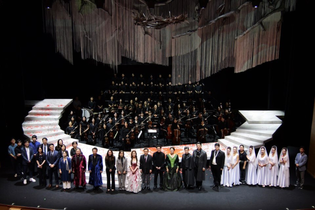 2024 부산오페라시즌은 ‘나비부인’과 ‘사랑의 묘약’으로 만난다. 사진은 지난해 금정문화회관이 제작한 콘서트 오페라 '람메르무어의 루치아' 공연을 끝낸 후 출연진 등 제작진 전체가 찍은 기념사진. 금정문화회관 제공