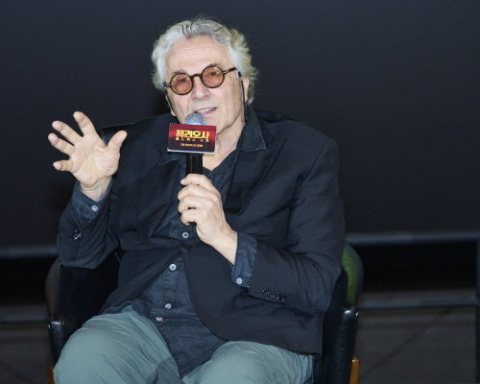 ‘매드맥스’ 시리즈를 연출한 조지 밀러 감독이 한국을 찾아 영화 이야기를 나누고 있다. 워너브러더스코리아 제공