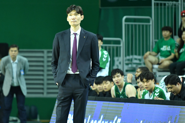 DB 김주성 감독이 15일 오후 DB와 프로농구 4강 PO 1차전에서 선수들의 플레이를 굳은 표정으로 지켜보고 있다. KBL 제공