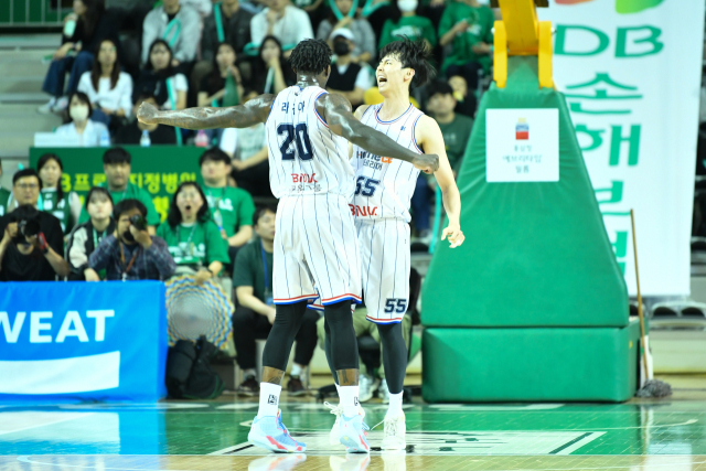 KCC 송교창(오른쪽)이 15일 프로농구 4강 PO 1차전 DB와 원정 경기에서 덩크슛을 성공시킨 뒤 라건아와 세리머리를 하고 있다. KBL 제공