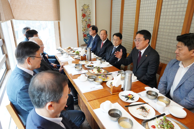강도형 해양수산부 장관(오른쪽 두 번째)이 16일 특수법인 한국항만협회 관계자들을 만나 최근 항만 관련 주요 현안에 대해 논의하고 있다. 해수부 제공