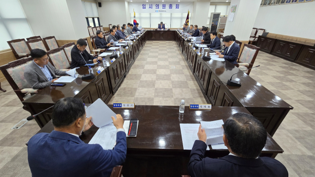 통영상공회의소는 16일 임시의원총회를 열어 2015년 집행한 회관 매입·리모델링 공사에 대해 대한상공회의소에 특별감사를 요청하기로 했다. 애초 징계 대상에 올랐던 정상기(앞쪽 왼쪽부터), 임명률 의원이 소명 자료를 챙겨보고 있다. 김민진 기자