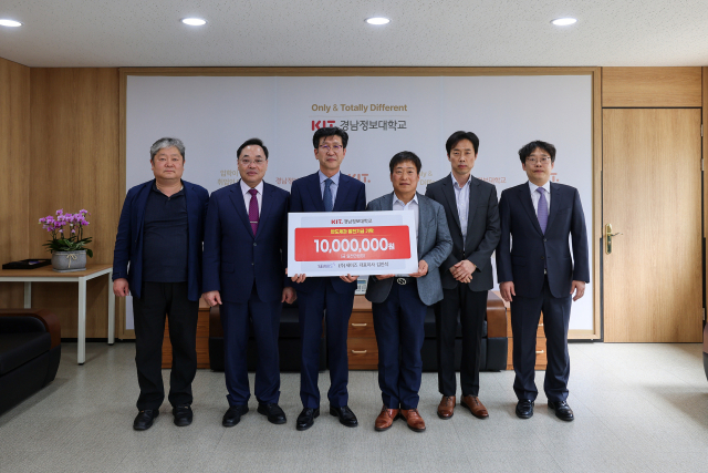 반도체 장비 관련 전문기업인 (주)세미즈(대표 김진석)는 최근 경남정보대학교(총장 김태상) 반도체과에 발전기금 1000만 원을 기탁했다. 경남정보대 제공