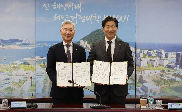 국립부경대와 국립한국해양대는 16일 발표된 글로컬대학 30 프로젝트 2기 예비지정에서 탈락했다. 지난달 5일 열린 부경대와 한국해양대의 글로컬대학 추진 협력 협약식 모습. 정종회 기자 jjh@
